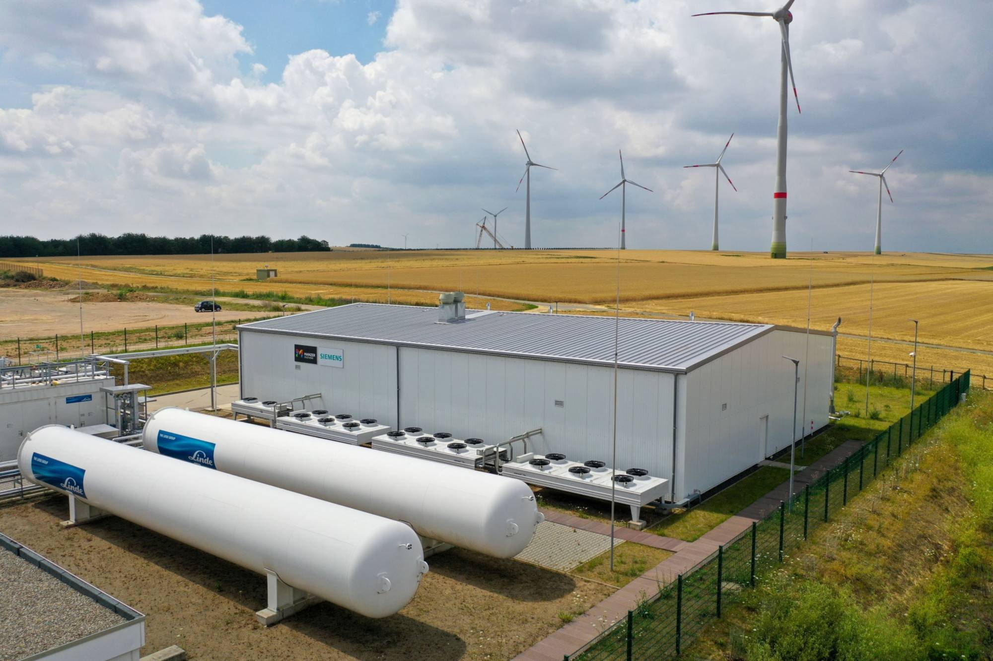 A hydrogen electrolysis plant at Energiepark Mainz in Mainz, Germany | BLOOMBERG 