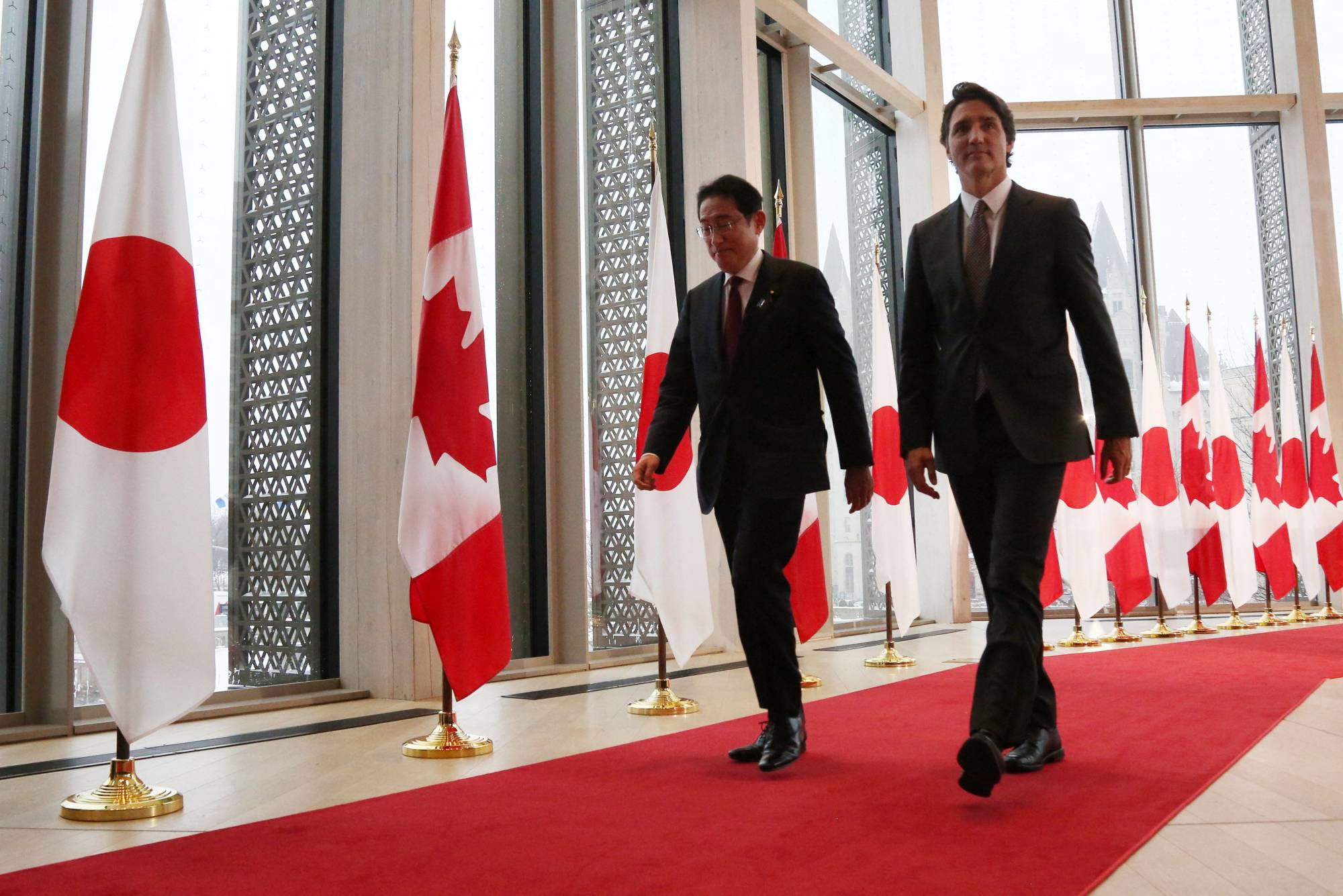 Prime Minister Kishida Fumio meats with Canadian Prime Minister Justin Trudeau in Ottawa on Thursday, a day before he heads to Washington to meet with U.S. President Joe Biden.   | AFP-JIJI
