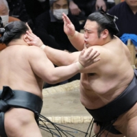 Takakeisho goes after Midorifuji during their bout on Saturday in Tokyo.  | KYODO 