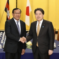 Foreign Minister Yoshimasa Hayashi (right) and his Cambodian counterpart Prak Sokhonn in Tokyo on Tuesday | KYODO