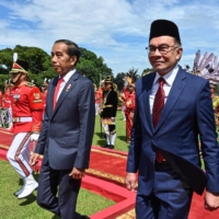 Indonesian President Joko Widodo holds a welcome ceremony for Malaysia’s new prime minister, Anwar Ibrahim (right), at the presidential palace in Bogor, West Java, on Jan. 9. | AFP-JIJI