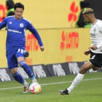 Schalke\'s Japanese forward Soichiro Kozuki and Frankfurt\'s Swiss midfielder Djibril Sow vie for the ball during the German first division Bundesliga football match in Frankfurt on Saturday.  | AFP-JIJI