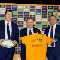 (From left) Rugby Australia Chairman Hamish McClennan, Australia\'s Eddie Jones and Rugby Australia CEO Andy Marinos attend a news conference on Tuesday in Sydney. | RUGBY AUSTRALIA / VIA AFP-JIJI