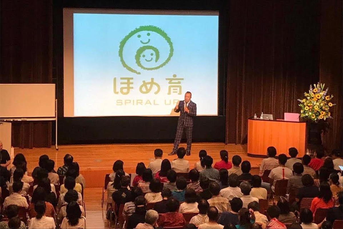 Hara engages the audience during a Ho-Me-I-Ku presentation. | SPIRAL UP CO.