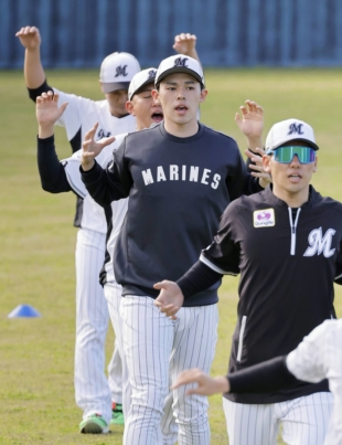 Marines pitcher Roki Sasaki (center) works out with teammates on the first day of Nippon Professional Baseball's spring training in Ishigaki, Okinawa Prefecture, on Wednesday.  | KYODO