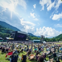 Festival-goers enjoy a live performance at Fuji Rock’s main Green Stage at Naeba Ski Resort in Niigata Prefecture. | UCHU TAISHI STAR
