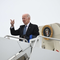 U.S. President Joe Biden boards Air Force One in Syracuse, New York, on Saturday.  | AFP-JIJI
