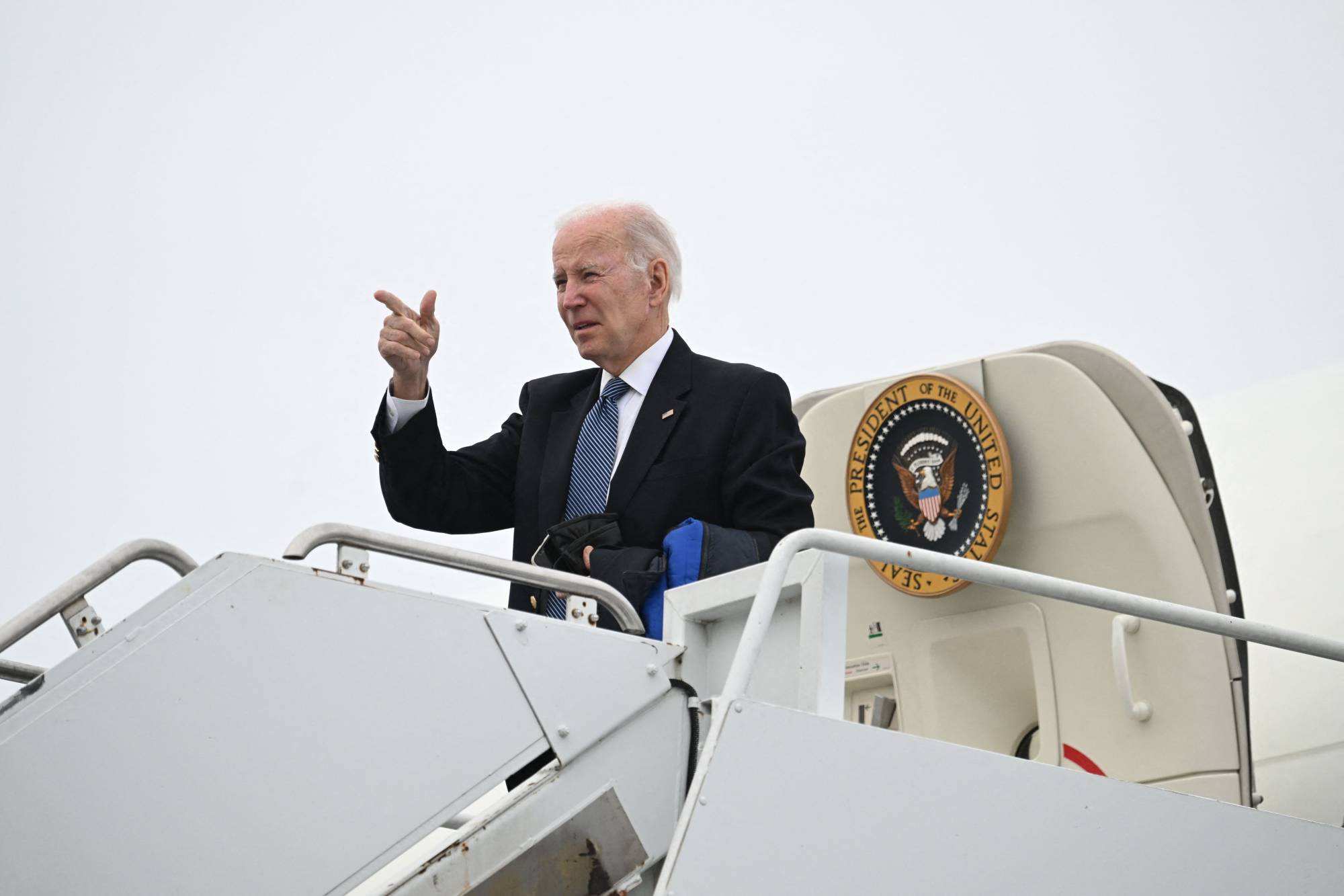 U.S. President Joe Biden boards Air Force One in Syracuse, New York, on Saturday. | AFP-JIJI