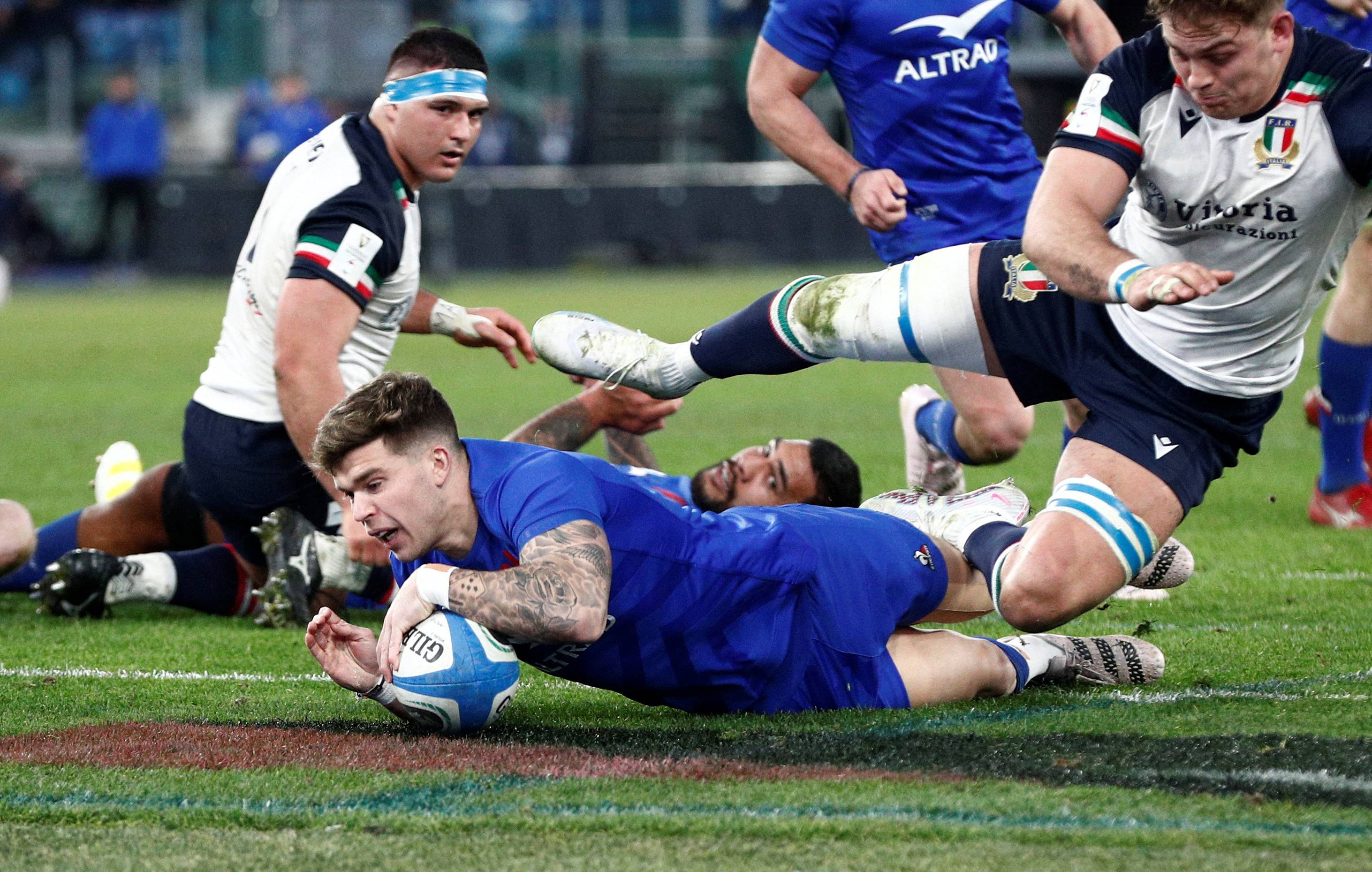 France's Matthieu Jalibert scores a try against Italy during their Six Nations match in Rome on Sunday. | REUTERS