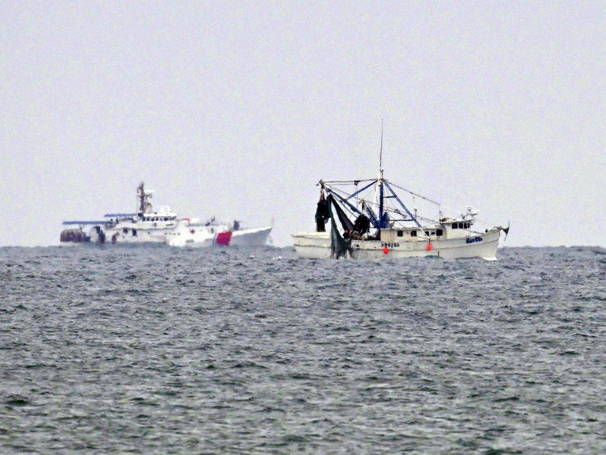 Ships attempt to retrieve and recover an alleged Chinese spy balloon, near Myrtle Beach, South Carolina, on Sunday. | BLOOMBERG