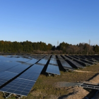 Solar panels in Tomioka, Fukushima Prefecture, in February 2020. With more solar power generation systems being set up every year, it is believed that mass disposal of used solar panels will be seen within one to two decades. | BLOOMBERG