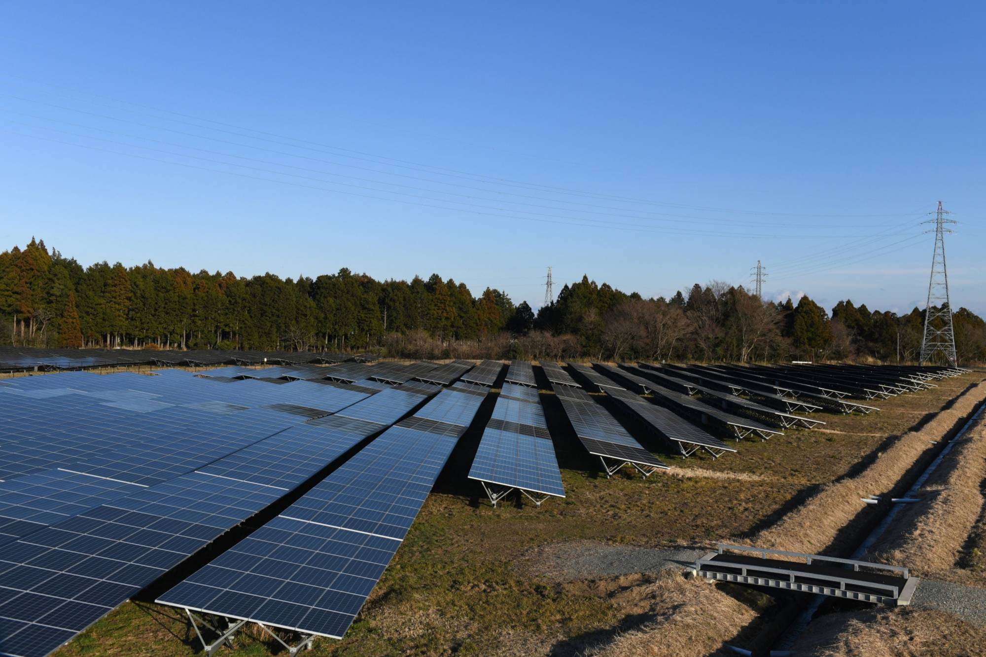 Solar panels in Tomioka, Fukushima Prefecture, in February 2020. With more solar power generation systems being set up every year, it is believed that mass disposal of used solar panels will be seen within one to two decades. | Bloomberg