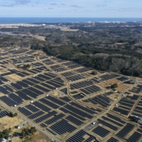 A solar farm\'s photovoltaic panels on former farmland in the Yatsuda district of Namie, Fukushima Prefecture, in March 2021. Solar power generation in Fukushima has expanded thanks to assistance from the prefectural government, made available since fiscal 2012. | BLOOMBERG