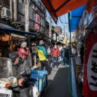 Tokyo\'s Tsukiji district on Monday. The seven-day average of new COVID-19 cases in the capital stood at 2,652.9 on Wednesday, down 33.7% from a week earlier. | AFP-JIJI