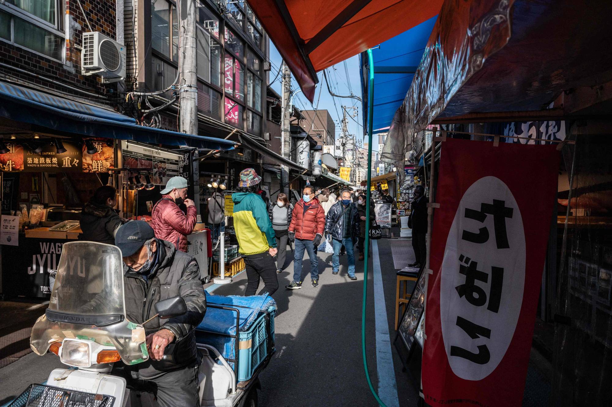 Tokyo's Tsukiji district on Monday. The seven-day average of new COVID-19 cases in the capital stood at 2,652.9 on Wednesday, down 33.7% from a week earlier. | AFP-JIJI