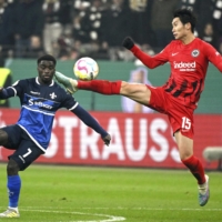 Daichi Kamada (right) vies for the ball during Eintracht Frankfurt\'s match against Darmstadt 98 in Frankfurt on Tuesday. | KYODO