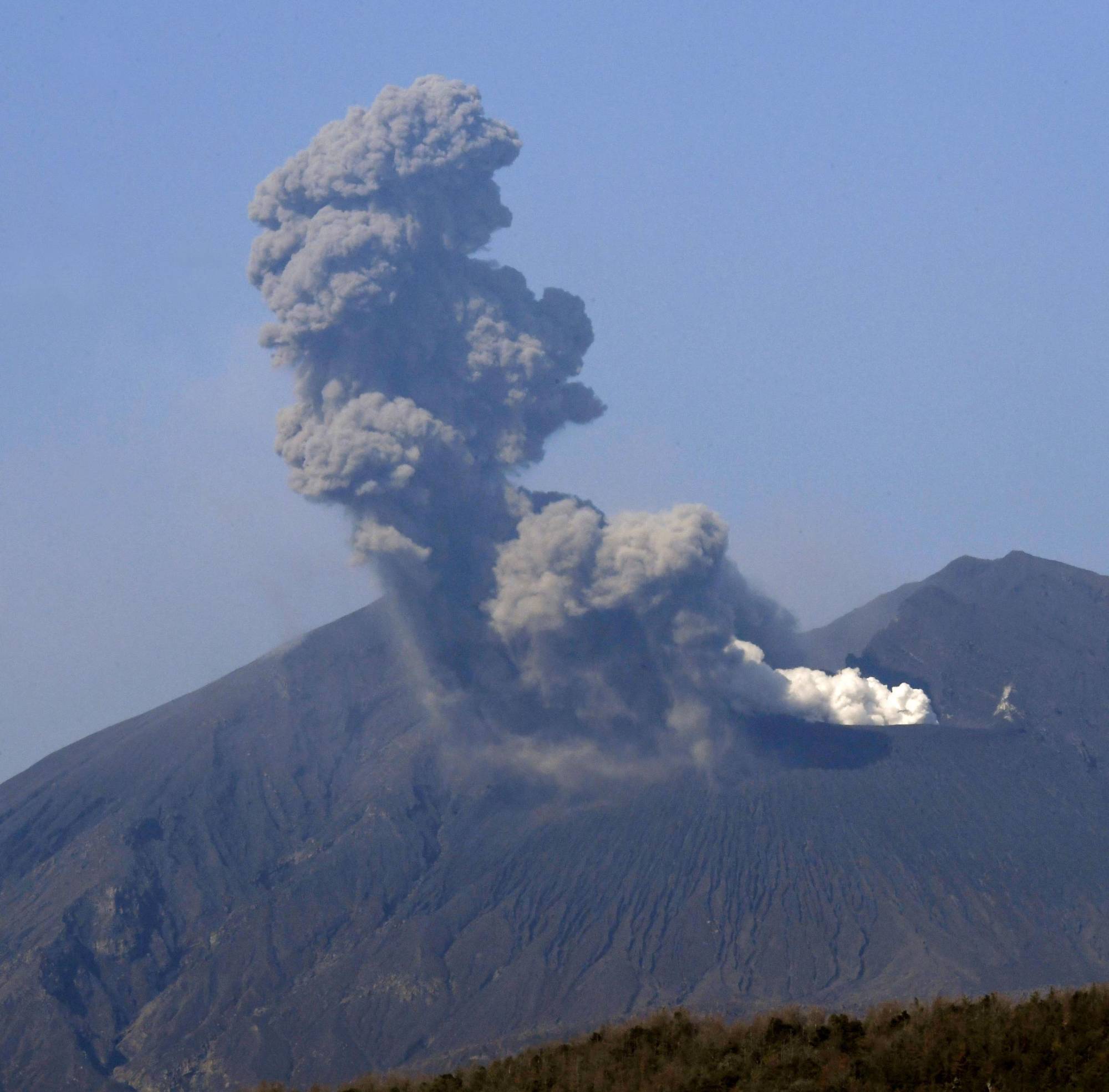 An eruption on Sakurajima volcano in Kagoshima Prefecture on Wednesday | KYODO