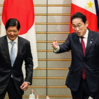 Prime Minister Fumio Kishida meets with Philippine President Ferdinand Marcos at the Prime Minister\'s Official Residence in Tokyo on Thursday. 
  | POOL / VIA AFP-JIJI