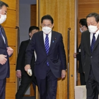 Prime Minister Fumio Kishida (center) at the Prime Minister\'s Office on Friday prior to a Cabinet meeting | KYODO
