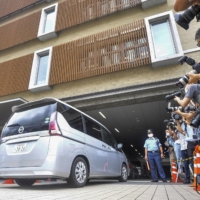 A car carrying Naoki Yamamoto, a doctor in Tokyo, enters Nakagyo police station in Kyoto on July 23, 2020. | KYOTO