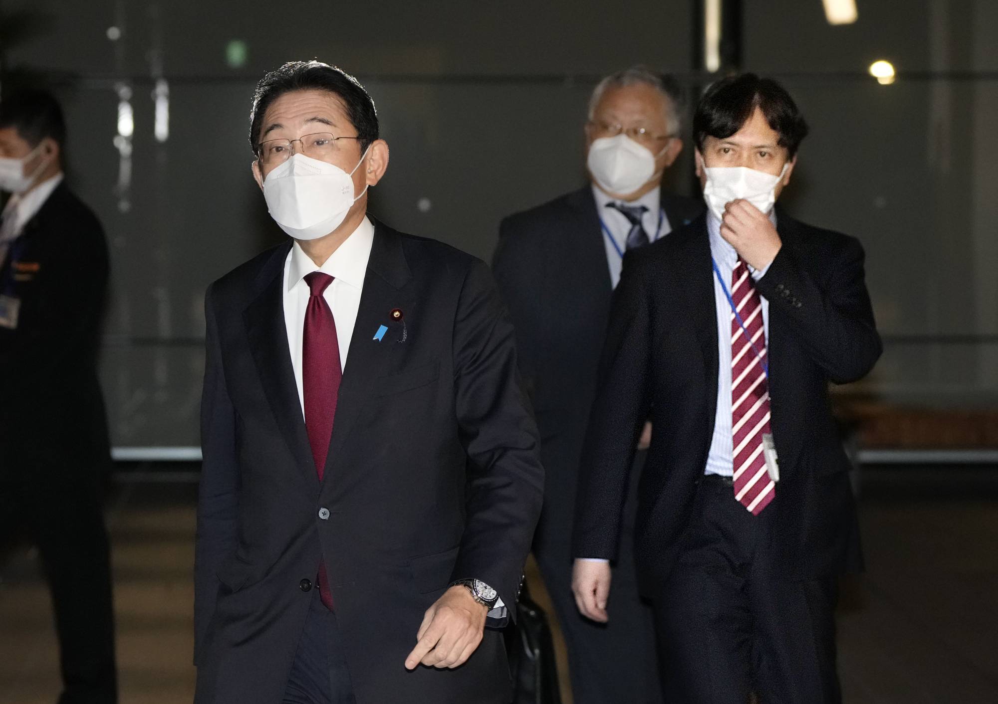 Prime Minister Fumio Kishida prepares to speak to reporters at the Prime Minister's Office on Feb. 3. Masayoshi Arai (right), one of his executive secretaries, was sacked the next day.  | KYODO