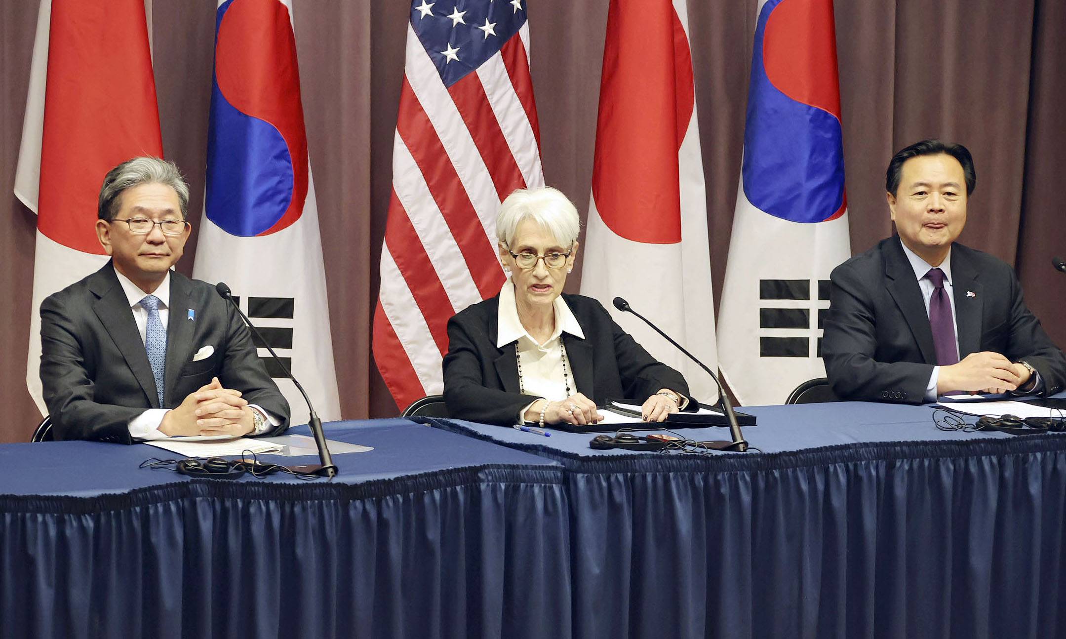 Vice Foreign Minister Takeo Mori (left), U.S. Deputy Secretary of State Wendy Sherman (center) and their South Korean counterpart Cho Hyun-dong hold a joint news conference in Washington on Monday. | KYODO