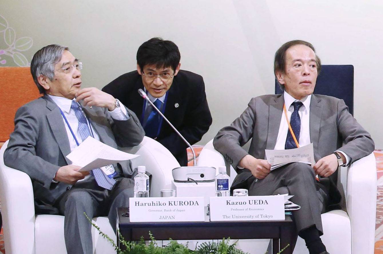 Bank of Japan Gov. Haruhiko Kuroda (left) and Kazuo Ueda (right), attend a symposium in Sendai in 2016. | KYODO