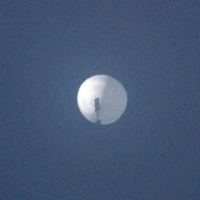 A suspected Chinese spy balloon in the sky over Billings, Montana, on Feb. 1 | CHASE DOAK / VIA AFP-JIJI