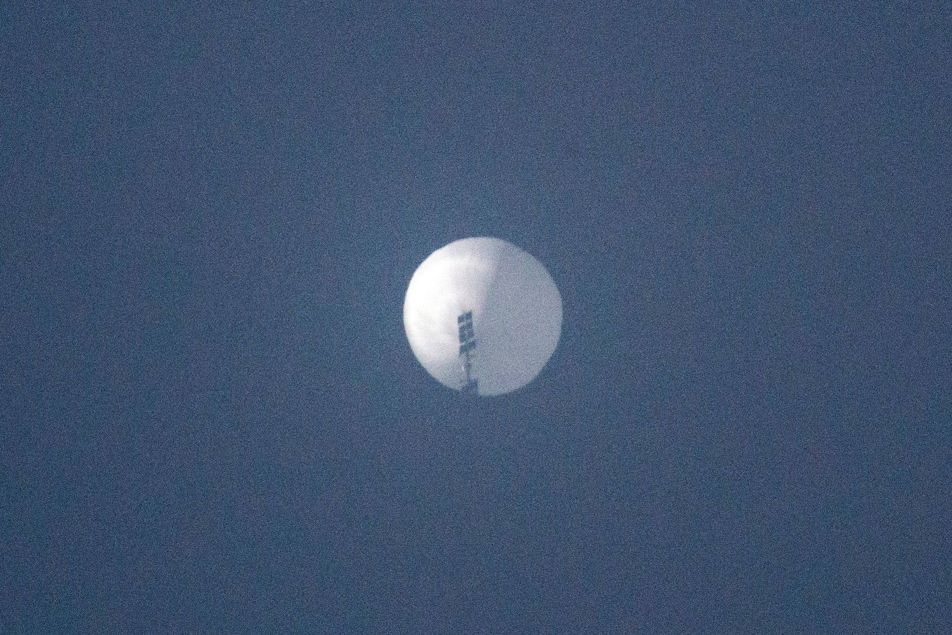 A suspected Chinese spy balloon in the sky over Billings, Montana, on Feb. 1 | CHASE DOAK / VIA AFP-JIJI