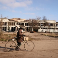 Volodymyr Kovalyovwalks to a food delivery point, in the village of Posad-Pokrovske | REUTERS