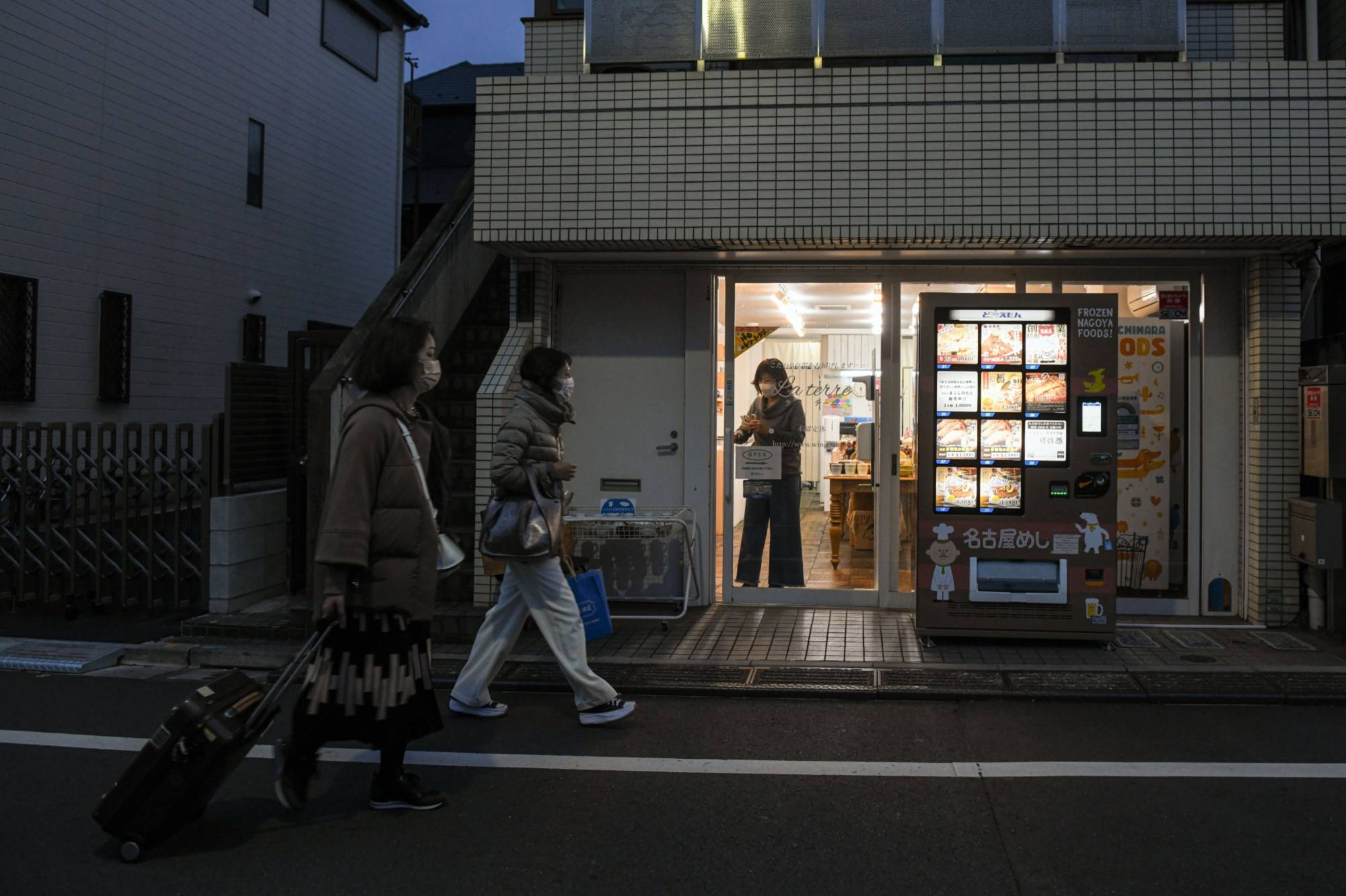 A vending machine selling frozen meals in Tokyo | Bloomberg