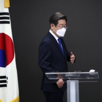 South Korean presidential candidate Lee Jae-myung of the Democratic Party admits defeat in the election at the party\'s headquarters in Seoul in March 2022. | POOL / VIA REUTERS
