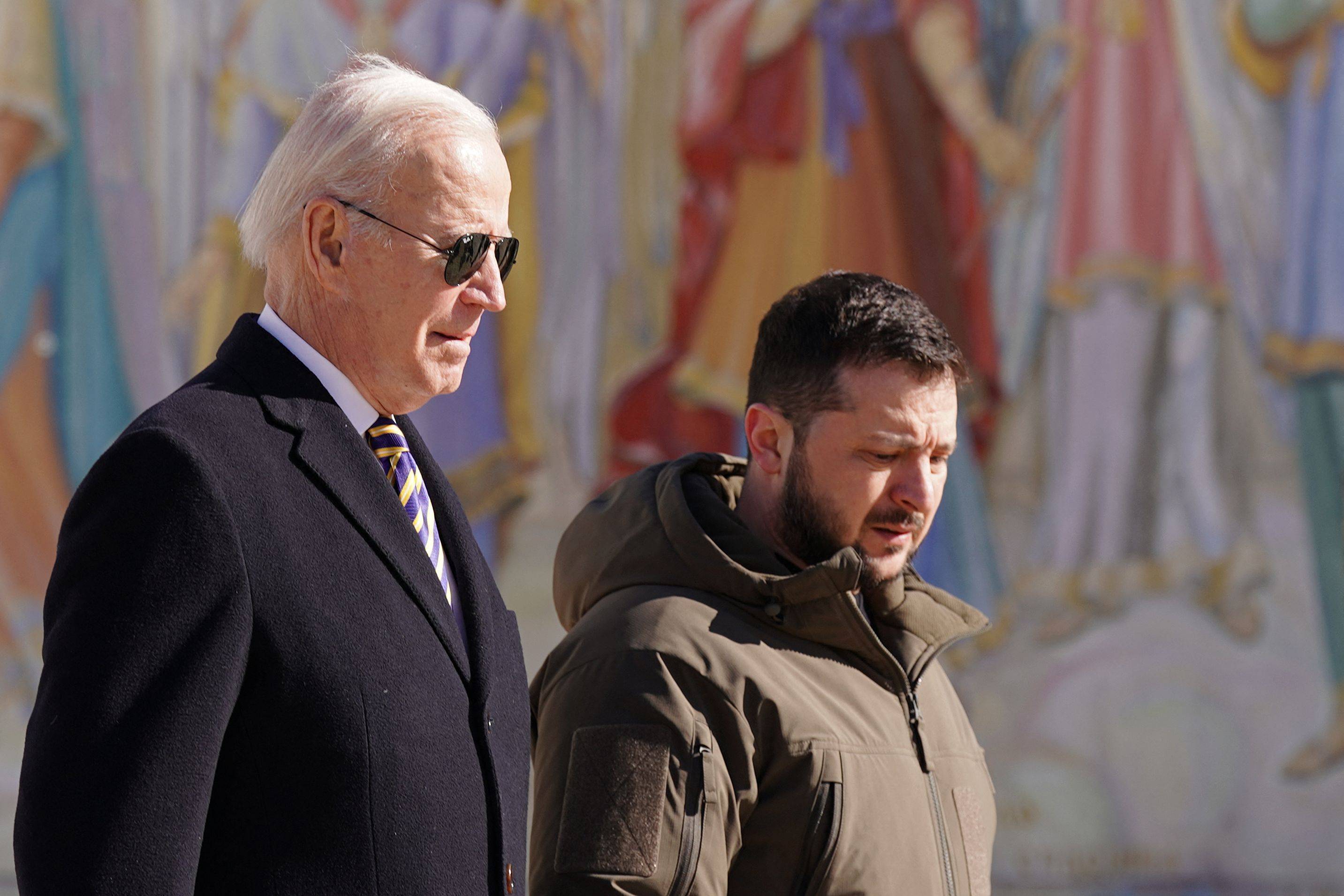 U.S. President Joe Biden walks next to Ukrainian President Volodymyr Zelenskyy as he arrives for a visit to Kyiv on Monday. | AFP-JIJI