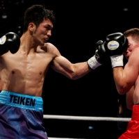 Ryota Murata (left) fights Felipe Santos Pedroso in Hong Kong on May 14, 2016. On Wednesday, Murata said he has effectively retired from boxing. | REUTERS