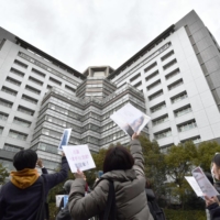 People hold a protest in front of the Tokyo Regional Immigration Bureau in March last year, one year from the death of Ratnayake Liyanage Wishma Sandamali, a Sri Lankan national who was being held at a Nagoya immigration center. | KYODO 
