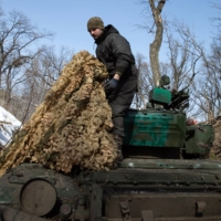 A mechanic repairs a Ukrainian tank in the Donbas region on Friday.  | TYLER HICKS / THE NEW YORK TIMES