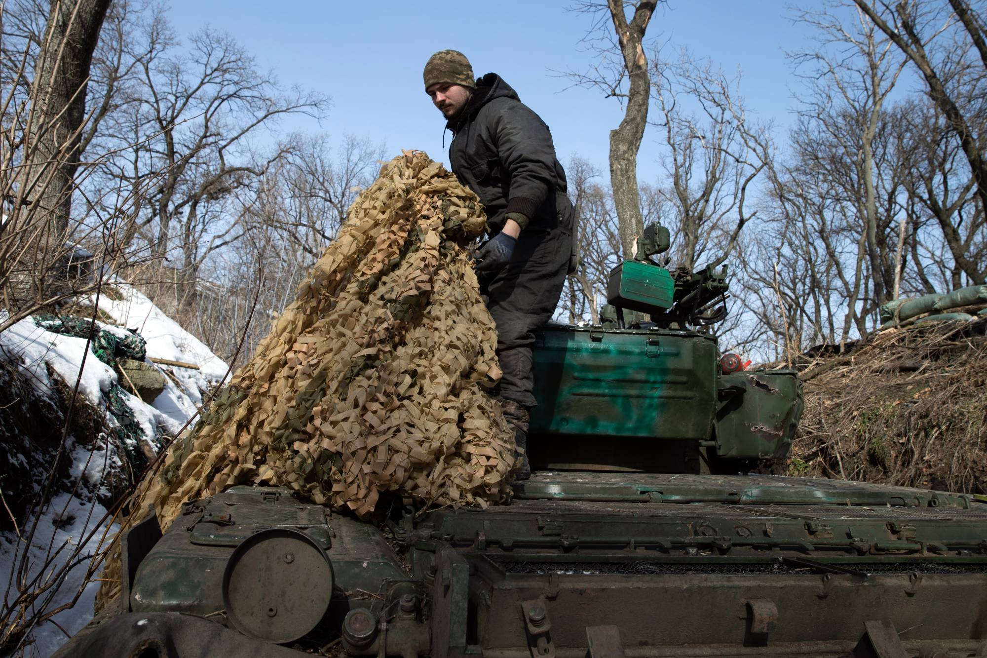 A mechanic repairs a Ukrainian tank in the Donbas region on Friday. | Tyler Hicks / The New York Times