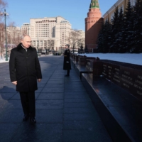 Russian President Vladimir Putin lays flowers in Moscow on Thursday.  | SPUTNIK / VIA AFP-JIJI