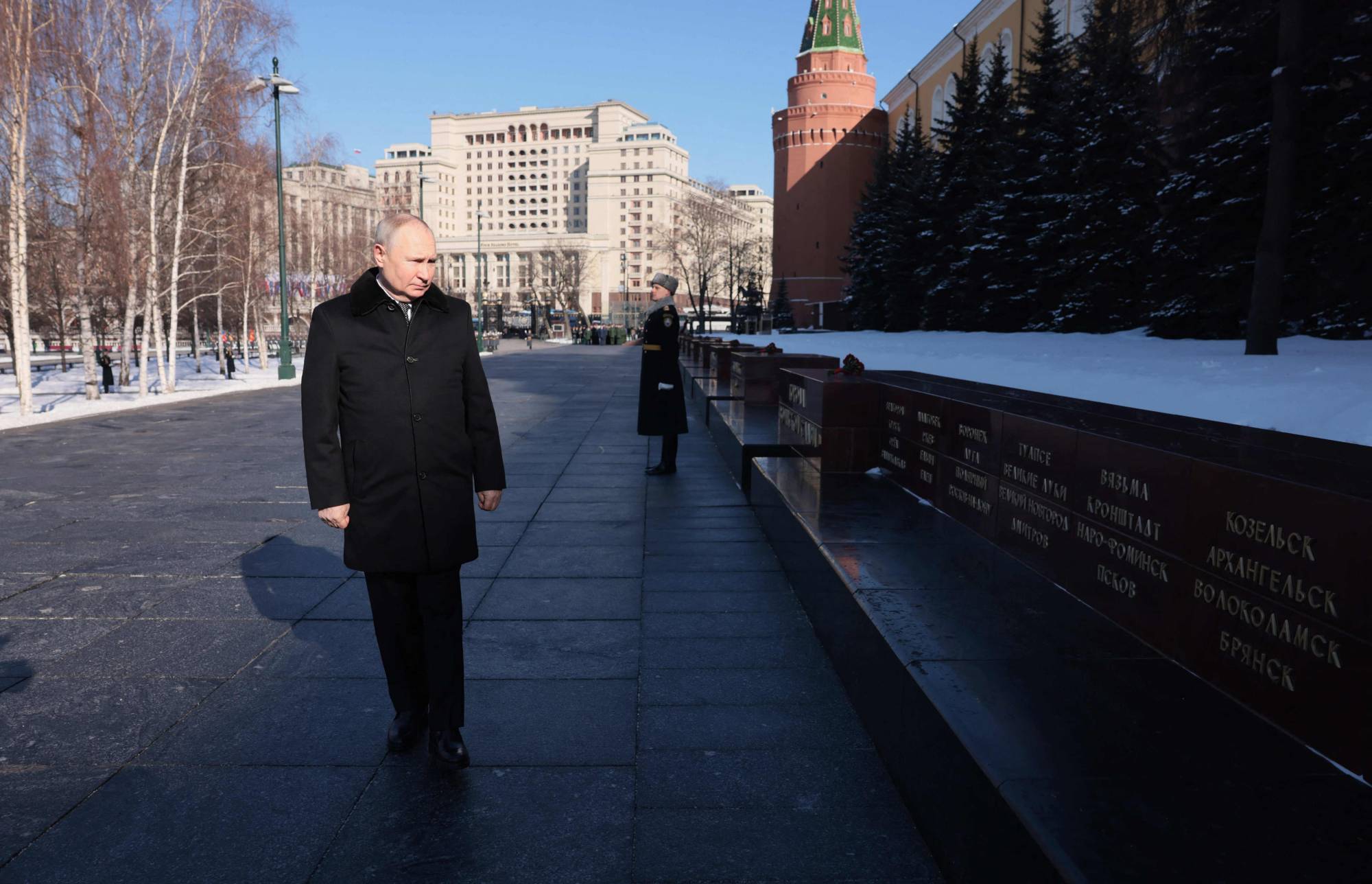 Russian President Vladimir Putin lays flowers in Moscow on Thursday. | Sputnik / via AFP-JIJI