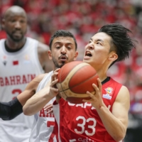 Yuki Kawamura attacks the basket in fourth quarter of Japan\'s victory over Bahrain during Asian qualifying for the 2023 Basketball World Cup in Takasaki, Gunma, Prefecture. | KYODO