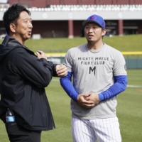 Cubs outfielder Seiya Suzuki (right) speaks with former pitcher Kyuji Fujikawa at the team\'s spring training camp on Sunday. | KYODO