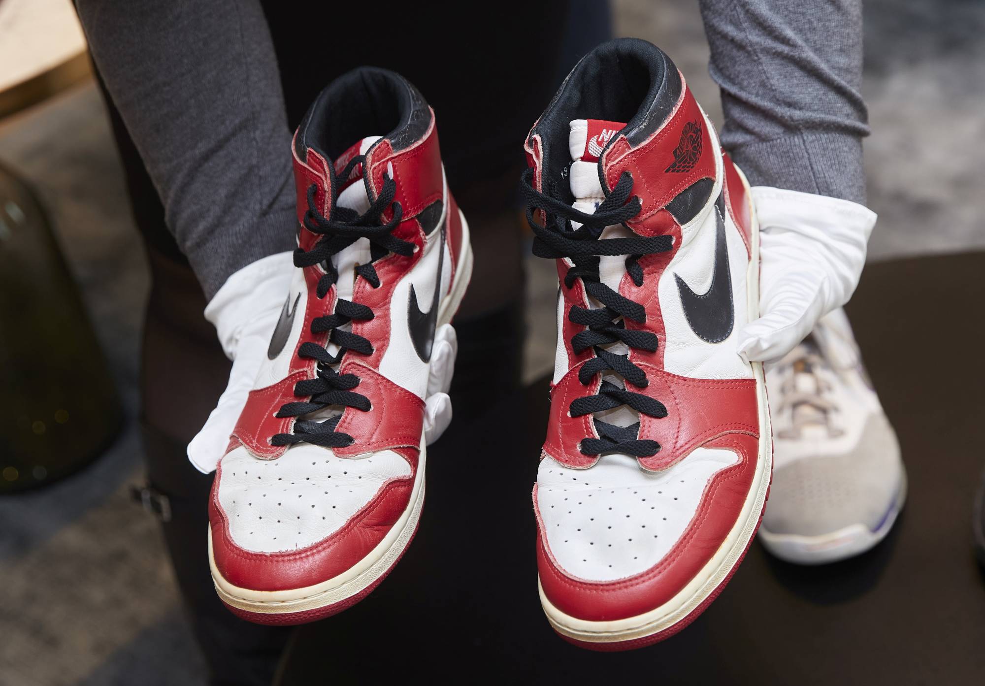Michael jordan online white sneakers