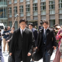 Masahiro Higashide (left) plays Isamu Kaneko, a programmer put on trial for copyright infringement after developing a popular file-sharing program in “Winny.” | © 2023 ‘WINNY’ FILM PARTNERS
