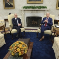 U.S. President Joe Biden meets German Chancellor Olaf Scholz in the Oval Office of the White House in Washington on Friday. | SIPA / VIA BLOOMBERG