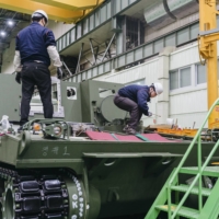 Hanwha Aerospace workers assemble a K9 howitzer. | JUN MICHAEL PARK / THE NEW YORK TIMES