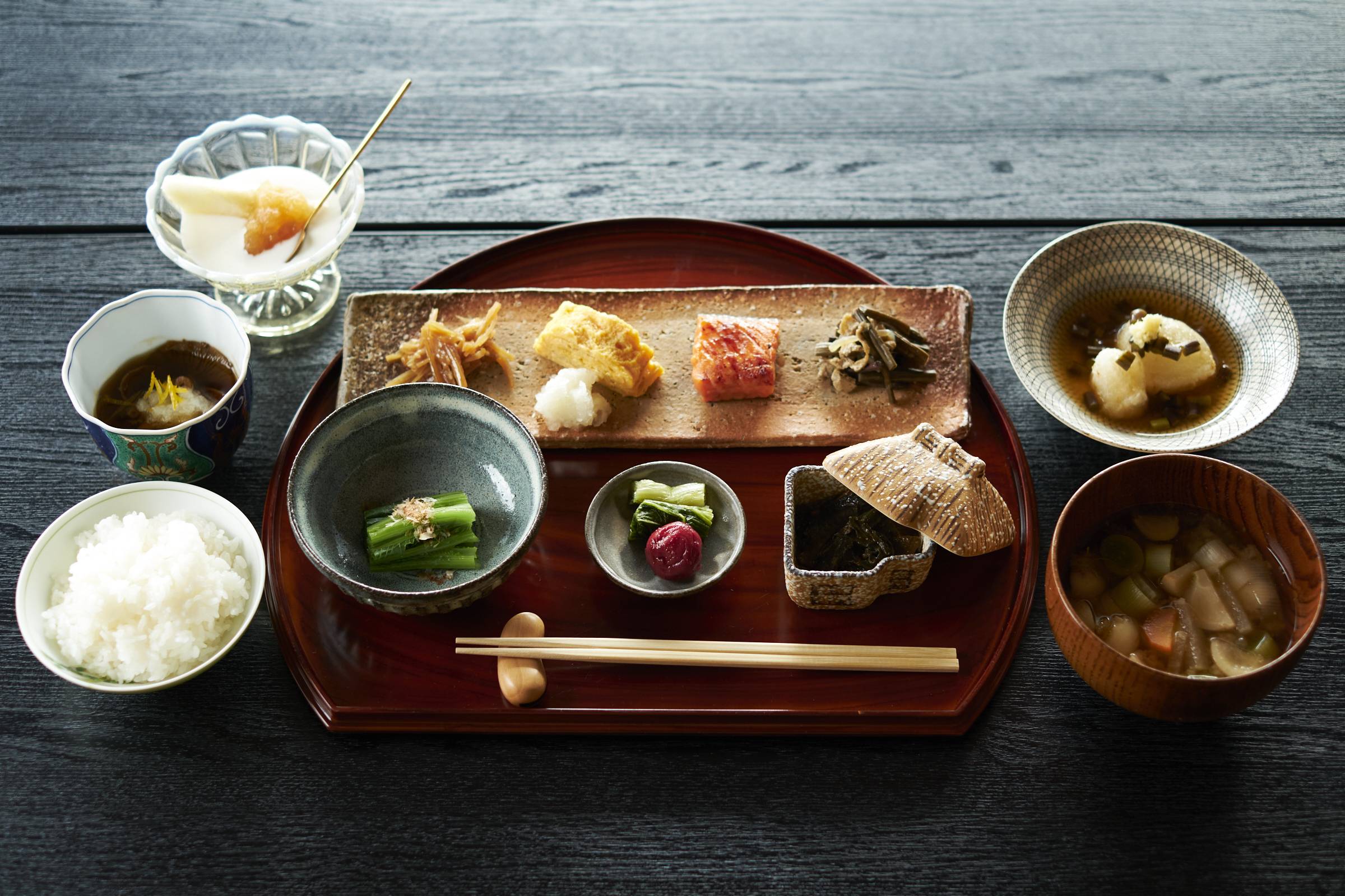 Sansai and other wild foods are also featured in the traditional Japanese breakfast served to overnight guests at Dewaya. | KOUTAROU WASHIZAKI 