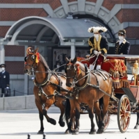 A horse-drawn carriage heads to the Imperial Palace from Tokyo Station on Wednesday.  | KYODO