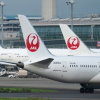 Japan Airlines scrapped its campaign offering domestic one-way tickets at a flat rate of ¥6,600 after demand overwhelmed the carrier\'s website. | BLOOMBERG