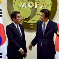 Then-Foreign Minister Fumio Kishida meets with his South Korean counterpart, Yun Byung-se, in Seoul in December 2015. The two sides negotiated a deal on the issue of comfort women at the time, which was later scrapped by the government of South Korea. | REUTERS