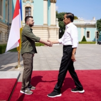 Ukrainian President Volodymyr Zelenskyy welcomes his Indonesian counterpart, Joko Widodo, to Kyiv in June. | UKRAINIAN PRESIDENTIAL PRESS SERVICE / VIA REUTERS